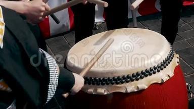 俄罗斯莫斯科-2019年7月21日：日本传统文化节日在莫斯科。 音乐家鼓手打太极
