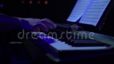 在舞台上的夜总会里，男人的双手合奏钢琴或合唱。 派对的镜头不错。