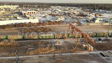 一个大型锯木厂，位于村庄的鸟瞰图。 现代木工工厂，有铁路路口。 领土