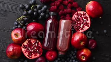 鲜红色和黑色<strong>水果</strong>的混合.. 有瓶装的新<strong>鲜果</strong>汁