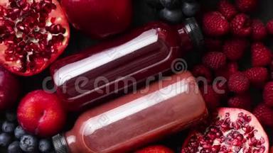 鲜红色和黑色水果的混合.. 有瓶装的新鲜果汁