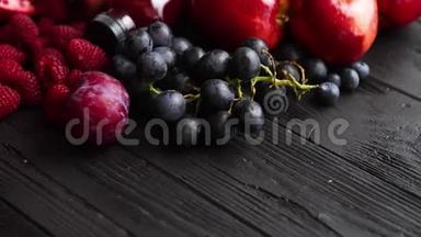 各种鲜红色，紫黑色水果.. 混合水果和<strong>瓶装果汁</strong>