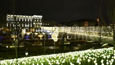 莫斯科扎里亚迪公园的圣诞街道照明。 这座城市的节日装饰有灯笼、发光球和