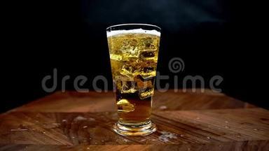 冰慢慢地掉进啤酒杯里，啤酒溅到桌子上