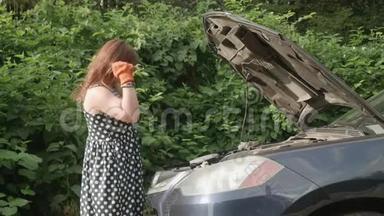 穿着<strong>斑点</strong>裙子的<strong>女孩</strong>在车前打开引擎盖，找到了一个需要的扳手和明星修理汽车。