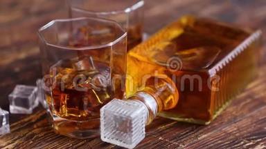 一瓶威士忌，两杯放在乡村木桌上