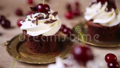 桌上有鲜奶油樱桃和巧克力的漂亮小蛋糕。 自制派对甜点。 慢动作录像。