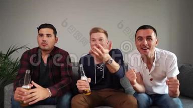男伴三个朋友在家电视上有感情地看体育比赛