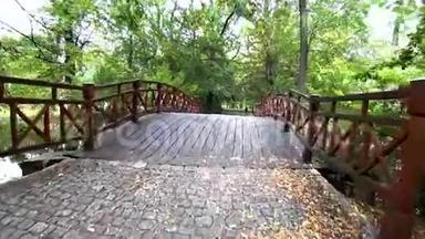 在阳光明媚的夏日，在空荡荡的城市公园里穿过一座<strong>小</strong>木桥。