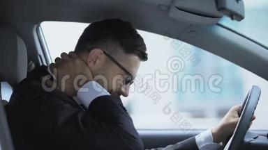 商务司机按摩麻木的脖子坐在驾驶座上，久坐不动的生活方式