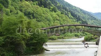 森林和山谷中河流上的历史遗迹桥