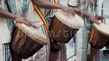 穿着民族服装的<strong>非洲</strong>鼓手在djembe鼓上演奏。 <strong>音乐</strong>家在<strong>非洲</strong>鼓上敲打节奏。 黑色
