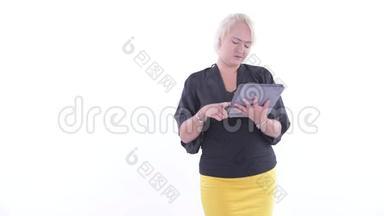 一位身着盛装的金发女商人使用数码平板电脑，竖起大拇指