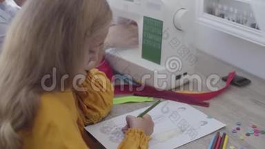 小女孩的特写镜头，她坐在前台的桌子旁，母亲在缝衣服