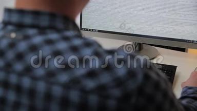 男人在家庭办公室工作，坐在办公桌前，看着电脑屏幕。 数据分析