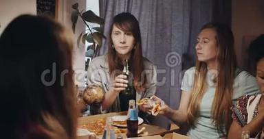 许多年轻男女喜欢吃披萨和饮料，在一个休闲的家庭朋友聚会上慢动作。