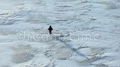 空中观景：摄像机跟随穿越雪漠的人