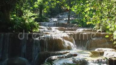 无标题项目无缝4K视频，美丽的瀑布在自然，水从河中流动。 。