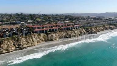 在悬崖边上海边的典型社区公寓的鸟瞰图。 加利福尼亚