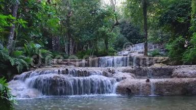 无缝4K视频，美丽的瀑布在自然，水从河中流动。 。