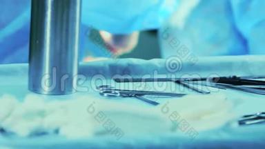 术中双手紧闭，手术护士一桌.. 护士从外科医生手里拿着仪器