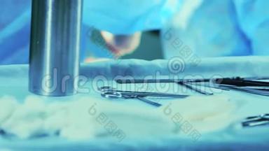 术中双手紧闭，手术护士一桌.. 护士从外科医生手里拿着仪器