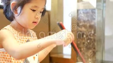 3岁的亚洲小女孩，学会用筷子<strong>自己做</strong>火锅