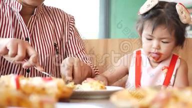 小亚洲小女孩，2岁，在吃披萨的时候学会<strong>自己</strong>收拾<strong>自己</strong>在餐桌上的烂摊子