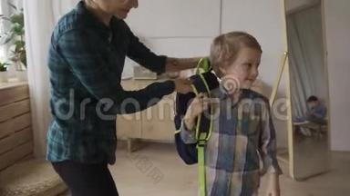 母亲带着<strong>孩子上学</strong>，给他一个背包。