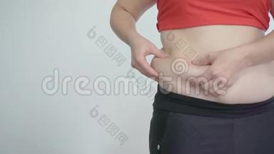 厚的女孩摸肚子胖.. <strong>纤维素</strong>和暴饮暴食