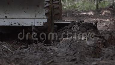 工作时坏林路道路<strong>平整</strong>机动平地机慢动作.. 挖掘机刮泥土在一条新路上
