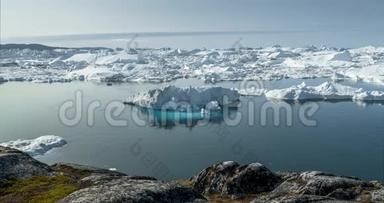 格陵兰岛冰山景观Ilulissat冰峡湾与巨大冰山的4k时间推移<strong>视频剪辑</strong>。 捕鱼