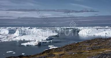 格陵兰岛冰山景观Ilulissat冰峡湾与巨大冰山的4k时间推移视频剪辑。 捕鱼