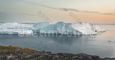 格陵兰岛冰山景观Ilulissat冰峡湾与巨大冰山的4k时间推移视频剪辑。 鲸