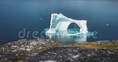 4k移动<strong>时间</strong>推移<strong>视频</strong>剪辑冰山与拱形在蓝色海洋融化。 靠近格陵兰岛的Ilulissat，位于Rodebay Oqaatsut