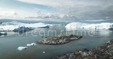 格陵兰岛<strong>冰山</strong>景观Ilulissat冰峡湾与巨大<strong>冰山</strong>的4k时间推移视频剪辑。 捕鱼