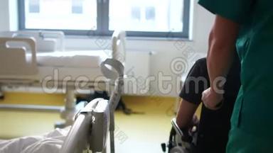 残疾青年从医院的轮椅上站起来。 护士帮助他。 康复和康复