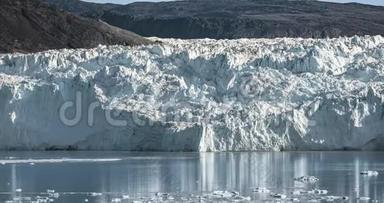格陵兰E qi<strong>冰川</strong>的EqipSermia<strong>冰川</strong>移动时间推移视频剪辑称为Calving<strong>冰川</strong>。 巨大的<strong>冰川</strong>