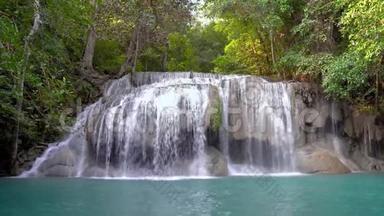 放大视频埃拉万水下降<strong>二楼</strong>，热带雨林在斯利那卡林大坝，Kanchanaburi，泰国。 美丽的水