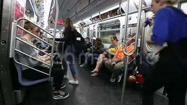 纽约地铁列车通勤者乘坐地铁车上班拥挤城市列车MTAI
