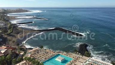 豪华海滨度假胜地的鸟瞰图。 在加那利群岛的夏日海洋。 旅游和旅游、度假