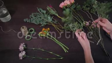 爱好，专业的花艺师在现代的花艺沙龙工作，制作一束创意的鲜花出售