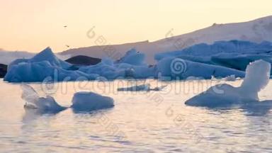 冰岛<strong>冰湖</strong>中漂浮的冰山