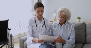 年轻医生咨询残疾老人奶奶医学检验结果