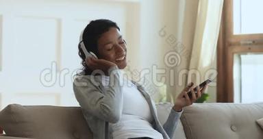 戴着无线耳机的<strong>非洲</strong>妇女在电话里放松地听<strong>音乐</strong>