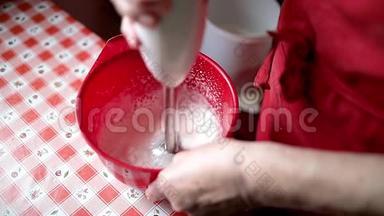 家庭主妇把鸡蛋泡沫和食品处理机混合起来，用来拍摄动作缓慢的画面