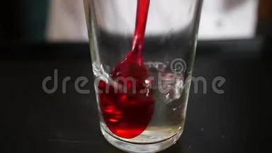 化学实验，得到化学后红色化学试剂变色.. 近距离射击