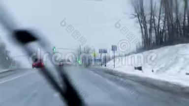 快速POV驾驶冬季农村道路。 <strong>雨雪</strong>使挡风玻璃变得模糊