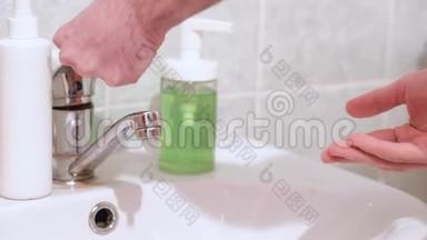 用肥皂在水<strong>龙</strong>头下用水洗手。 <strong>卫</strong>生概念。