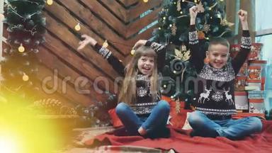 视频与小男孩和女孩笑，举起他们的手，<strong>看</strong>着<strong>神</strong>秘的<strong>灯</strong>光附近的圣诞树。